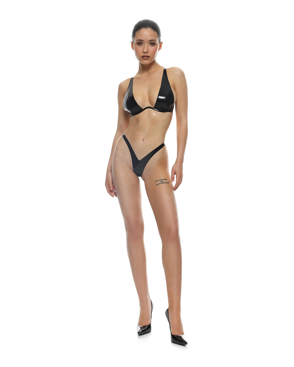 Ішкі анальды тығыны бар латекс трусикасы Ішкі анальды тығыны бар латекс трусикасы